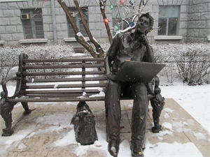У программистов в городе есть и свой монумент - рядом с кузницей кадров для IT - ХНУРЭ. Фото: Елена Павленко 