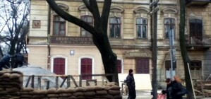 Ради Михалкова центральные улицы Одессы перекрыли и заставили старинными будками с вывесками