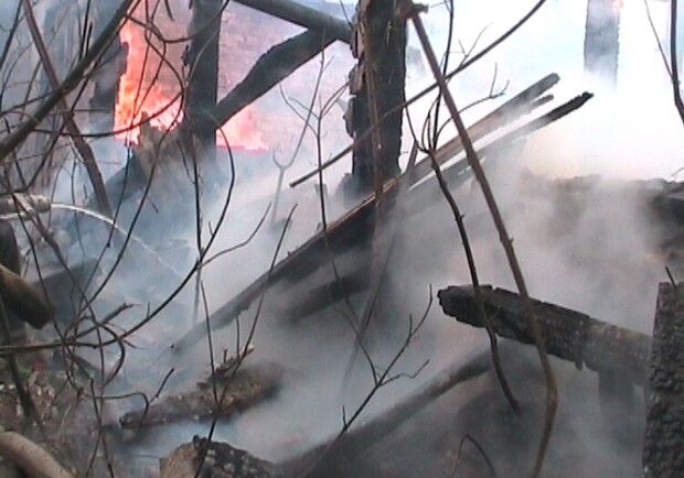 Возгорание началось в деревянном отдельно расположенном здании, где расположены бытовые помещения. Фото с сайта ГТУ МЧС Украины в Харьковской области.