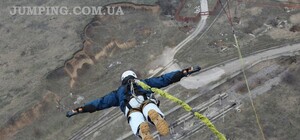 Запорожские экстремалы сигают вниз со 126-метровой высоты