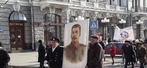 По главной улице Харькова прошлись парадом – люди несли портрет Сталина