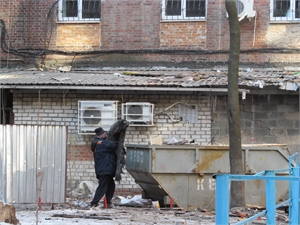 Во дворе пострадавшего дома с восьми утра и до поздной ночи кипят восстановительные работы. Фото: Елена Павленко с сайта "КП"