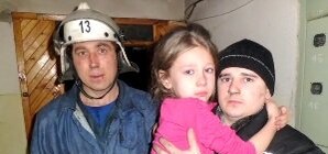 Малышку, которая во время пожара была сама дома, чудом успели снять с балкона