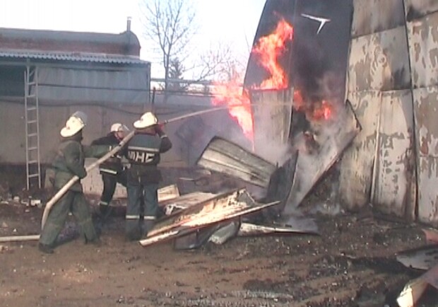 Под Харьковом пожарные боролись с сильным возгоранием. Фото с сайта ГТУ МЧС Украины в Харьковской области.