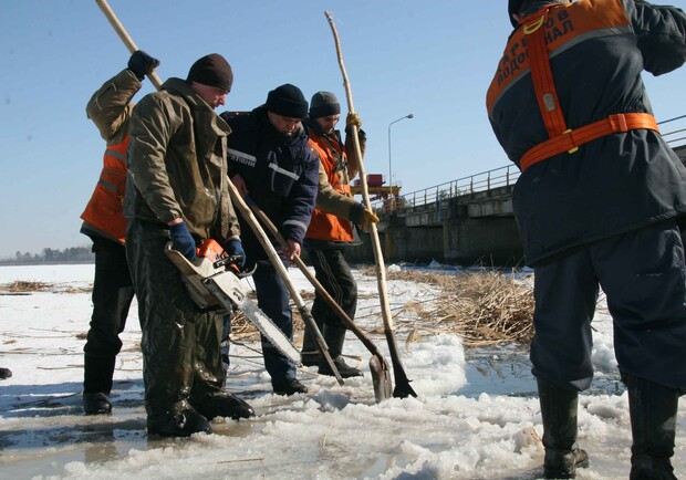 МЧСники подорвали лед. Фото с сайта ГТУ МЧС Украины в Харьковской области.