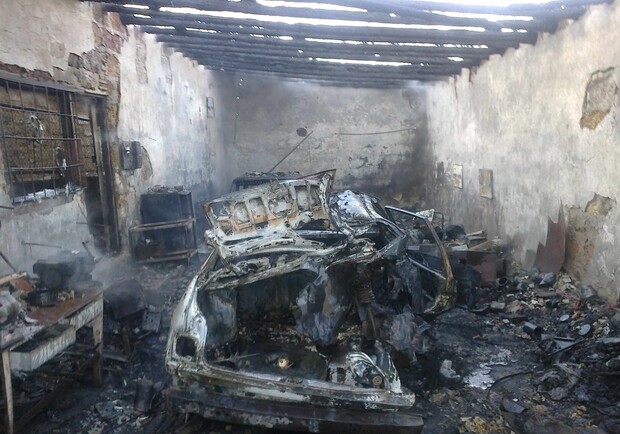 Устанавливаются причина пожара и сумма причиненного ущерба. Фото с сайта ГТУ МЧС Украины в Харьковской области.