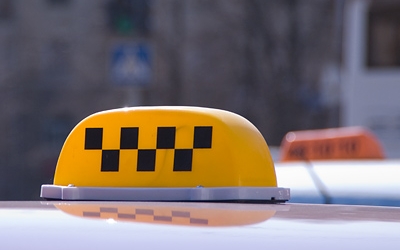 Харьковчанин пытался разгромить такси. Фото: <a href=http://www.omsk4.ru/>omsk4.ru</a>.