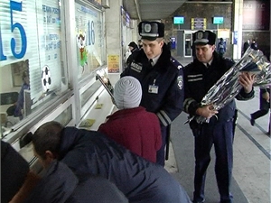 Милиционеров с охапками цветов можно встретить всего лишь раз в году. Фото предоставлено пресс-службой УМВД Украины на ЮЖД.