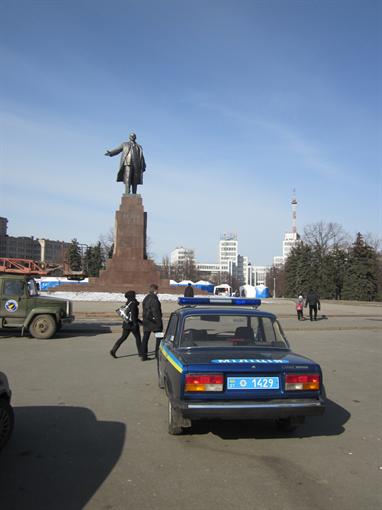 Патруль никак не привязан к памятнику, уверяют в милиции. фото: Юрий Зиненко.