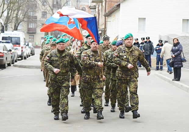 Одетые в военную форму тех времен чехи прошли маршем перед памятным местом. Фото с сайта Харьковского горсовета.