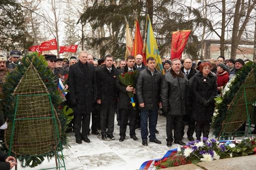 Они возложили цветы к памятнику погибшим солдатам. Фото предоставлено пресс-службой Харьковской облгосадминистрации.