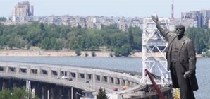 В Запорожье круглосуточно охраняют памятник Сталину