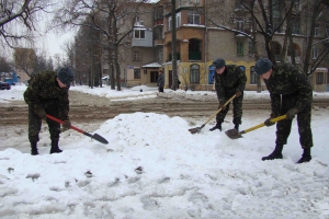 Харьковские военнослужащие помогают коммунальщикам убирать снег. Фото с сайта Харьковского горсовета.