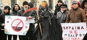 В Харькове на акцию протеста пришла Смерть с косой