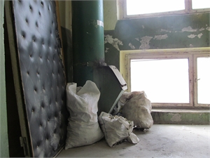 Коммунальщики годами просят ликвидировать горы отходов на лестничных клетках и все тщетно.фото: Елена Павленко.