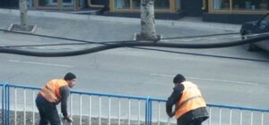 В Луганске начищают дорожные знаки и ограждения