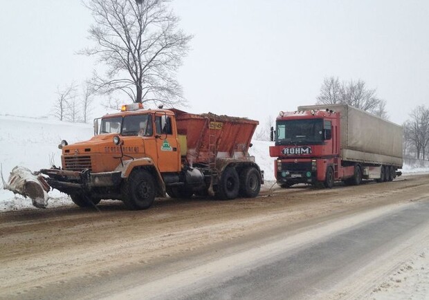 ГАИ помогли водителю грузовика преодолеть подъем. Фото: официальный сайт управления ГАИ в Харьковской области.