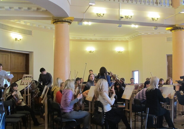 Сегодня в консерватории состоялась очередная репетиция «ТНМК» и оркестра «Слобожанский». Фото автора.
