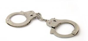 Милиционер избил мужчину и, приковав наручниками, оставил ночевать на улице