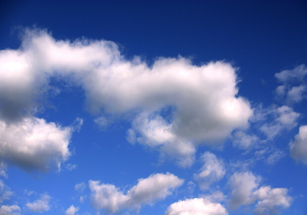 Синие облака указывают на тепло и дождь. Фото: sxc.hu.