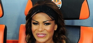 Певица Гайтана хочет сделать приятное игроку 