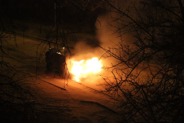 Новость - События - В полночь на Киргизской дотла сгорела легковушка