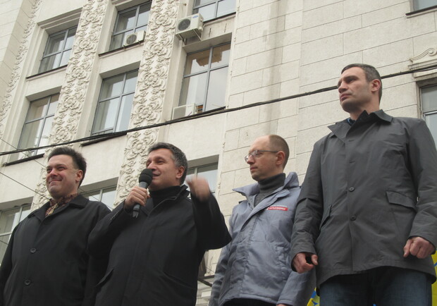 Оппозиционеры выступали на импровизированном "броневичке". Фото: Алексей Битнер.