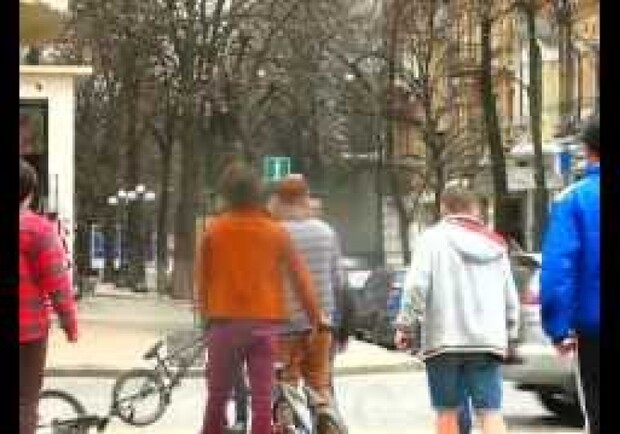 В Харькове таксисты устроили разборки с велосипедистами.