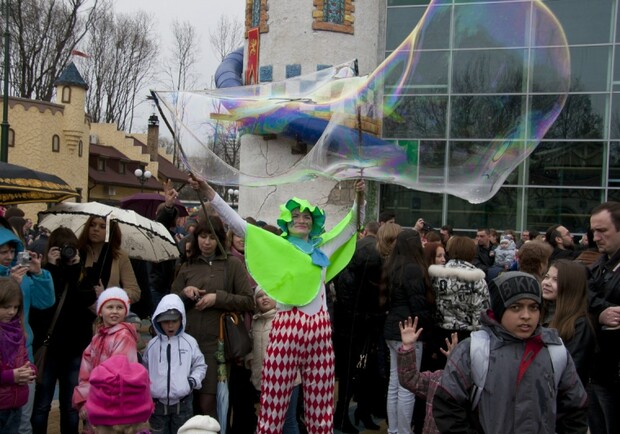 В парке Горького прошел Праздник мыльных пузырей. Фото с сайта Харьковского горсовета.