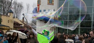 Харьковчане играли в химиков и шалили среди мыльных пузырей