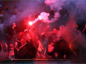 Фанаты вели себя агрессивно. Фото Евгения Брыжа, football.ua.