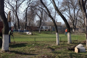 В Орджоникидзевском районе благоустраивают братские могилы. Фото с сайта Харьковского горсовета.