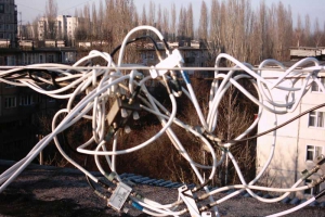 Сейчас составляется график по ремонту подъездов и упорядочиванию сетей внутри них. Фото с сайта Харьковского горсовета.