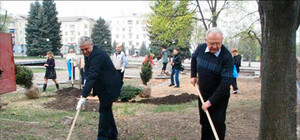 Фотоприкол: нардеп Близнюк не справился с граблями на субботнике