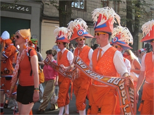 «Оранжевая фурия» запомнилась народу маршами болельщиков. Фото: автор