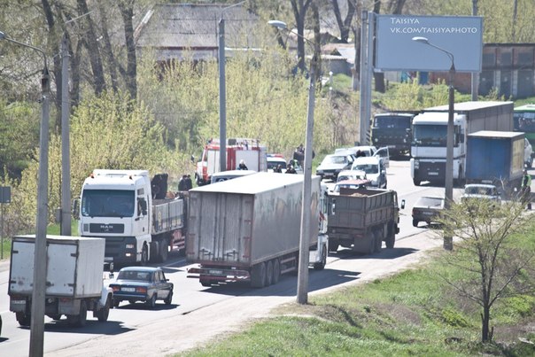В районе Основы столкнулись легковушка и грузовик. Фото: <a href= http://vk.com/taisiyaphoto>taisiyaphoto</a>.