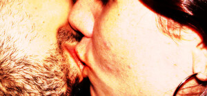 Харьковчане не одобряют поцелуи на людях и требуют запретить этот 