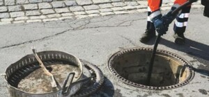 Упавшего в открытый люк малыша нашли мертвым