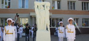 Возле самого престижного роддома Донецка поставили памятник мини-папашам