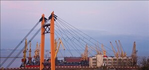 Одесские экстремалы установили знамя Победы на мосту в порту