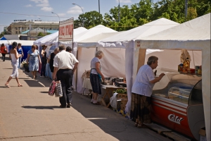 На площади Свободы открылась ярмарка «На Троицу». Фото с сайта Харьковского горсовета.