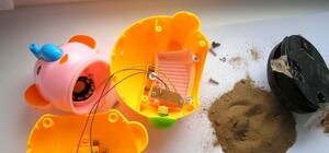 В Луганске ребенок наелся песка из неваляшки