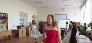 Луганчанки показали платья из пакетов, фольги и скотча