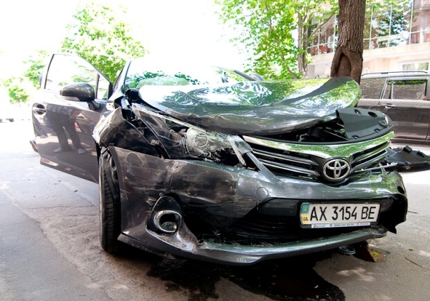 Новость - События - ДТП в Харькове: Тойота врезалась в дерево прямо в центре города