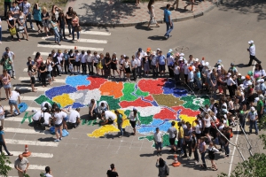 Волонтеры и школьники собирали карту в течение двух часов. Фото с сайта Харьковского горсовета.