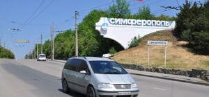 На стелах при въезде в Симферополь закрасили граффити