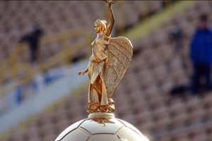 Сегодня – последний день, когда харьковчане могут сфотографироваться с Кубком Украины по футболу. Фото с сайта Харьковского горсовета.