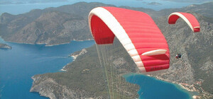 В Крыму 63-летний парапланерист разбился о гору