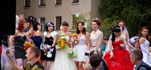 Как в центре Донецка гуляли разноцветные невесты – фоторепортаж
