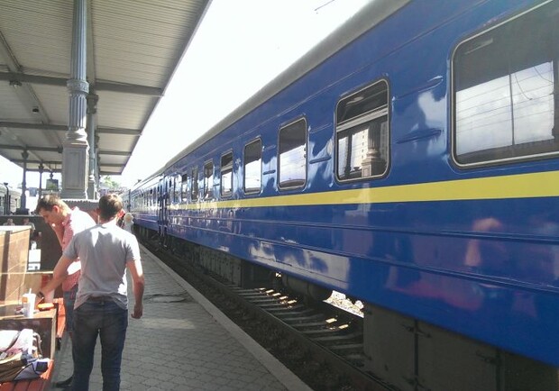 Новость - Транспорт и инфраструктура - Фотофакт: В Донецке вместо "Шкоды" на Харьков выехал обычный поезд